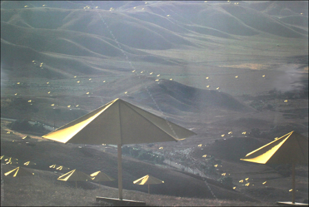 Affiche originale / Original poster de CHRISTO & Jeanne-Claude. The Umbrellas - Japan-USA 1984-91 - Tejon Ranch, USA Site.